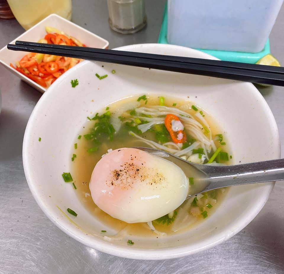 Đi nửa vòng trái đất đến Việt Nam để thực hiện ước mơ ăn phở, nhưng món ăn kèm này mới là điều khiến du khách nước ngoài bất ngờ - Ảnh 7.