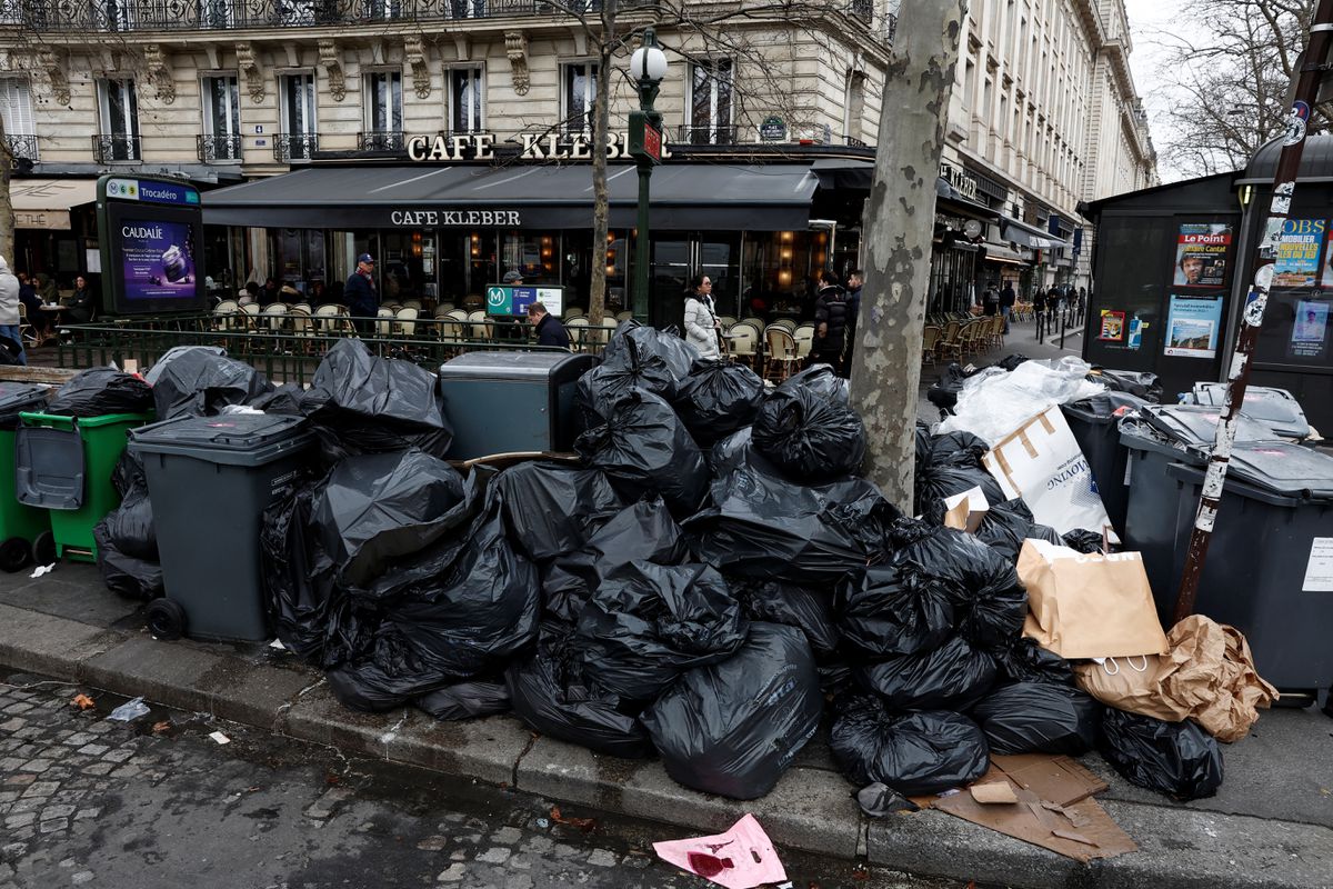 Sốc với loạt ảnh tại kinh đô ánh sáng Paris: 10.000 tấn rác chồng chất như núi, vẻ hoa lệ ngày nào bị xóa nhòa bởi mùi hôi thối - Ảnh 4. Sốc với loạt ảnh tại kinh đô ánh sáng Paris: 10.000 tấn rác chồng chất như núi, vẻ hoa lệ ngày nào bị xóa nhòa bởi mùi hôi thối - Ảnh 4.