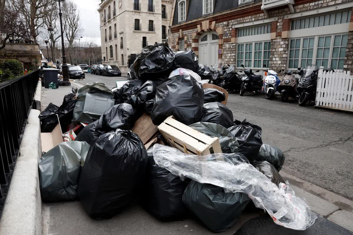 Sốc với loạt ảnh tại kinh đô ánh sáng Paris: 10.000 tấn rác chồng chất như núi, vẻ hoa lệ ngày nào bị xóa nhòa bởi mùi hôi thối - Ảnh 3.