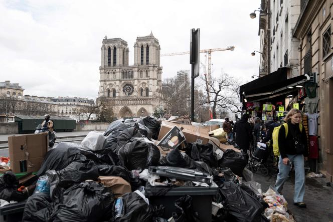 Sốc với loạt ảnh tại kinh đô ánh sáng Paris: 10.000 tấn rác chồng chất như núi, vẻ hoa lệ ngày nào bị xóa nhòa bởi mùi hôi thối - Ảnh 2. Sốc với loạt ảnh tại kinh đô ánh sáng Paris: 10.000 tấn rác chồng chất như núi, vẻ hoa lệ ngày nào bị xóa nhòa bởi mùi hôi thối - Ảnh 2.