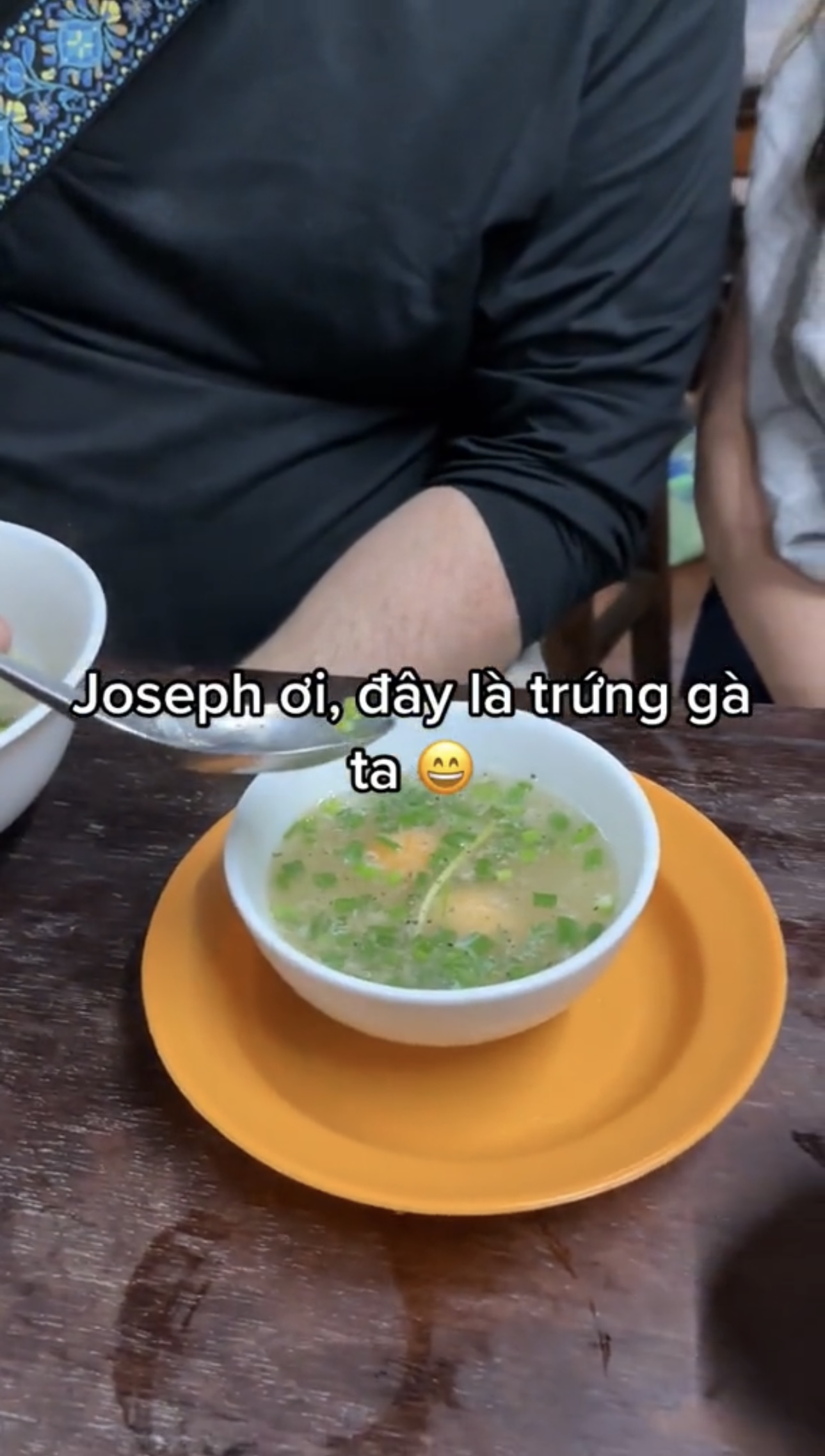 Đi nửa vòng trái đất đến Việt Nam để thực hiện ước mơ ăn phở, nhưng món ăn kèm này mới là điều khiến du khách nước ngoài bất ngờ - Ảnh 4.