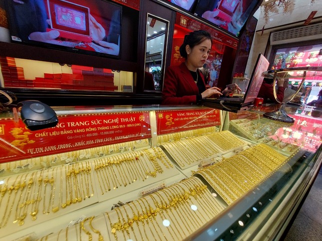 Sau tăng mạnh, giá vàng trụ vững trên đỉnh cao - Ảnh 1. Sau tăng mạnh, giá vàng trụ vững trên đỉnh cao - Ảnh 1.