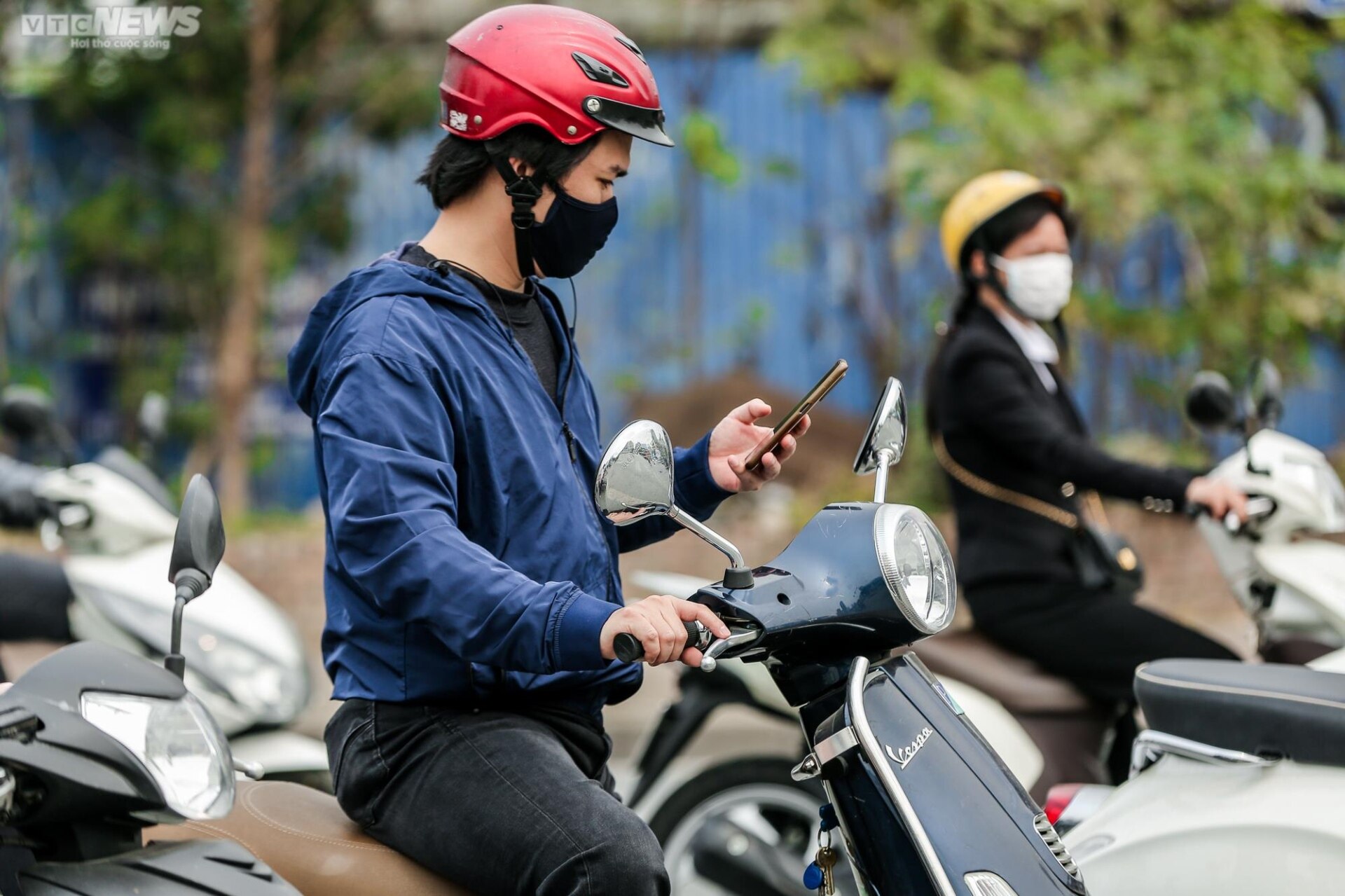 Hà Nội: Người dân vô tư sử dụng điện thoại khi đang lái xe - Ảnh 10.