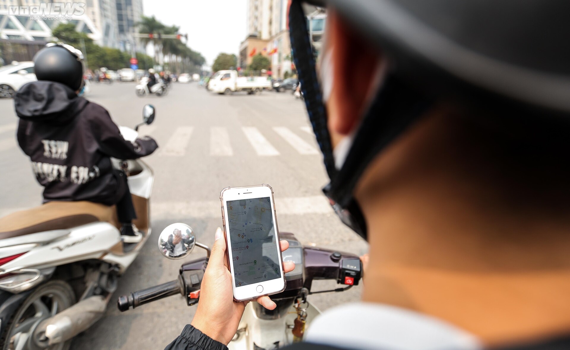 Hà Nội: Người dân vô tư sử dụng điện thoại khi đang lái xe - Ảnh 5.