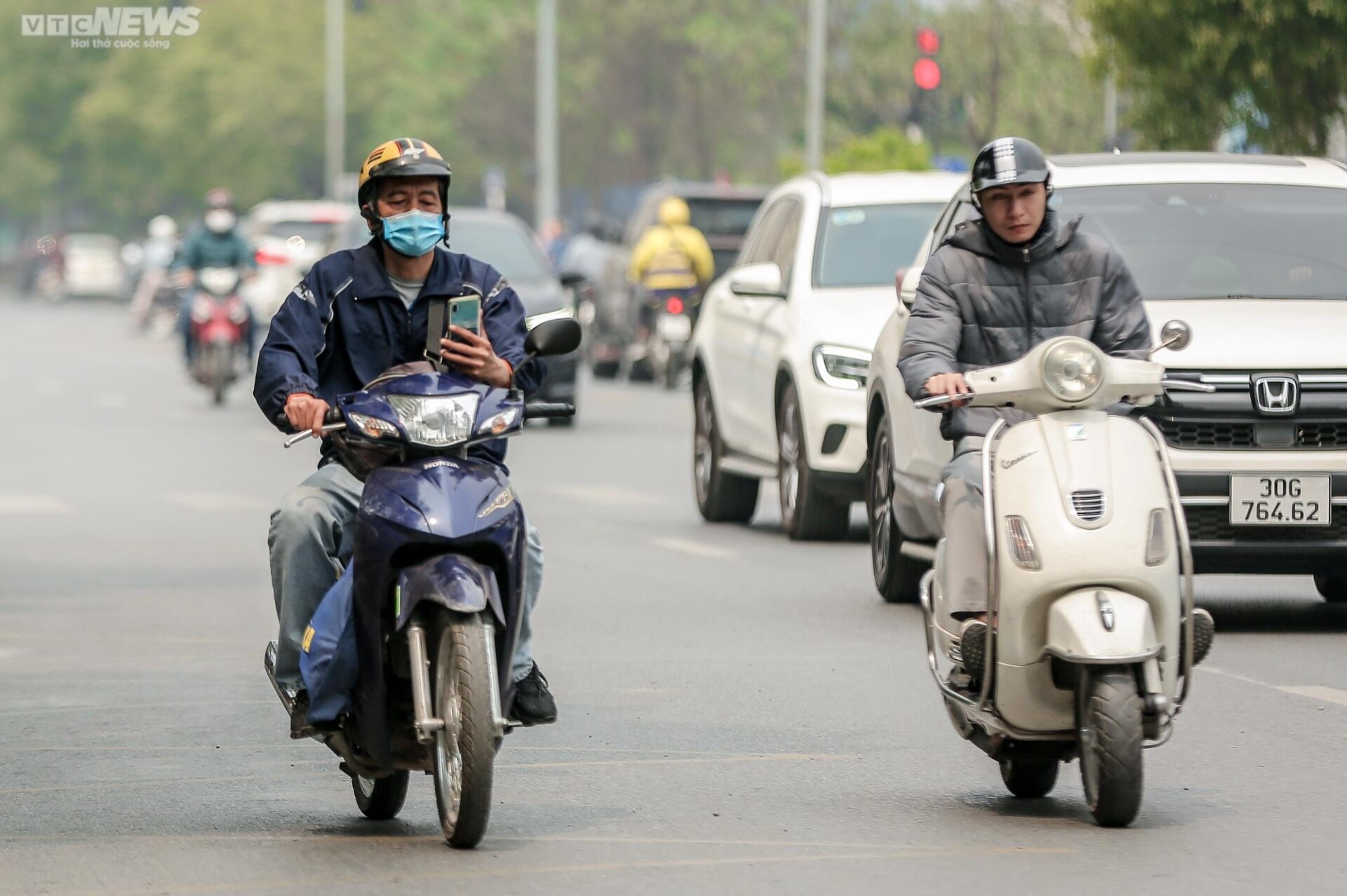 Hà Nội: Người dân vô tư sử dụng điện thoại khi đang lái xe - Ảnh 4.