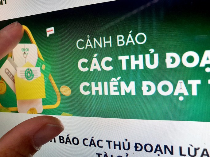 Ngân hàng cảnh báo lừa đảo mời rút tiền mặt thẻ tín dụng - Ảnh 1. Ngân hàng cảnh báo lừa đảo mời rút tiền mặt thẻ tín dụng - Ảnh 1.