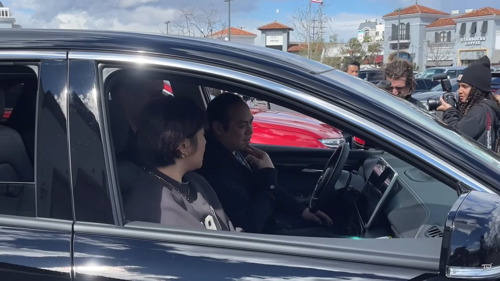 Nhận những chiếc xe VinFast VF8 đầu tiên, khách hàng tại Mỹ nói gì? - Ảnh 2.