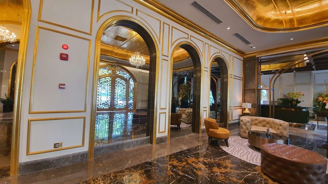 Khách sạn “lấp lánh ánh vàng” giữa lòng Hà Nội đang được đại gia rao bán với giá khởi điểm 250 triệu USD: Dát vàng từ nội ngoại thất...đến cả cốc cà phê trứng cũng được dát vàng - Ảnh 3.