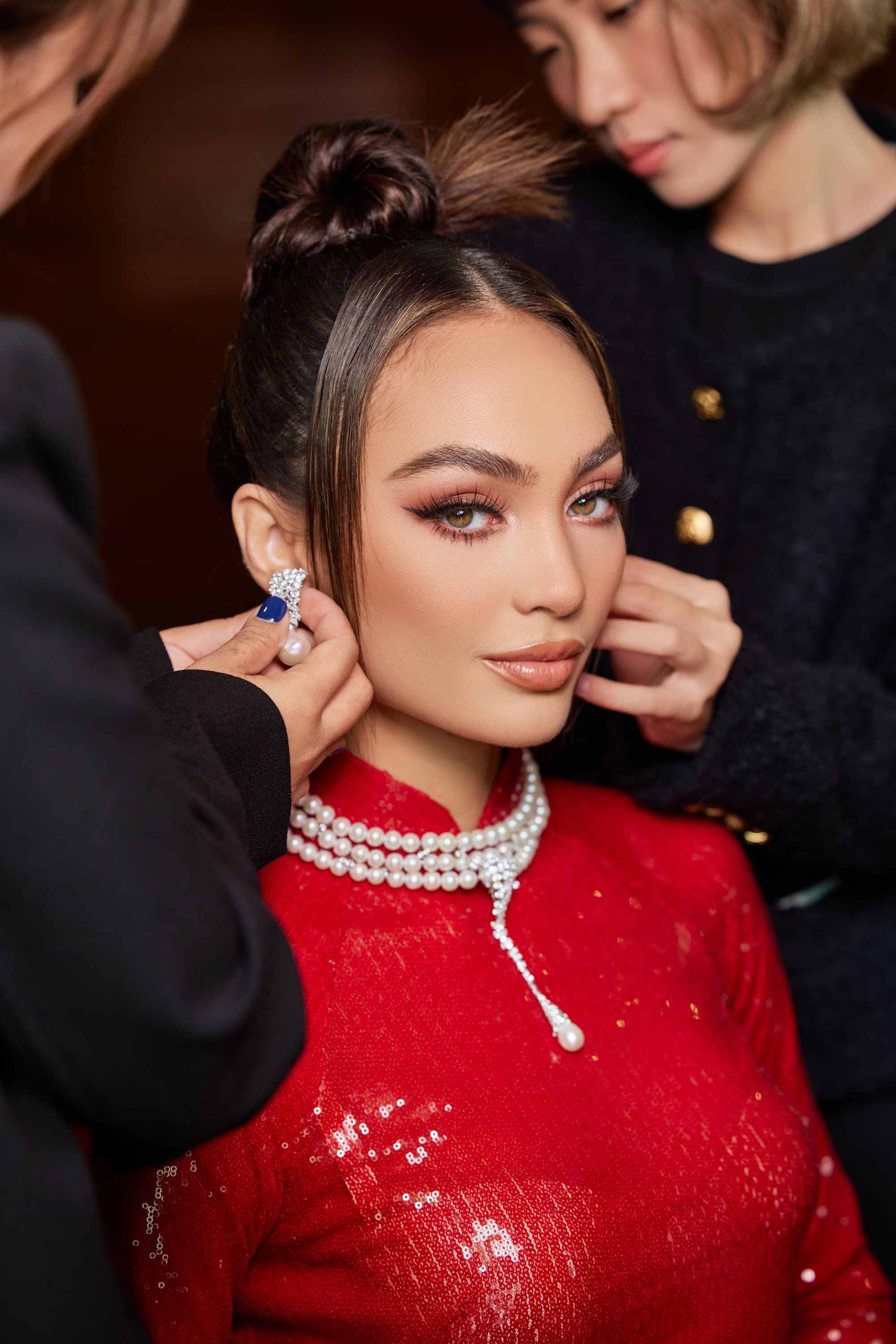 Câu chuyện Miss Universe 2022 diện áo dài khi đến Việt Nam qua lời bộc bạch của stylist - Ảnh 5.