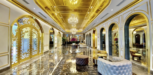 Khách sạn “lấp lánh ánh vàng” giữa lòng Hà Nội đang được đại gia rao bán với giá khởi điểm 250 triệu USD: Dát vàng từ nội ngoại thất...đến cả cốc cà phê trứng cũng được dát vàng - Ảnh 1.