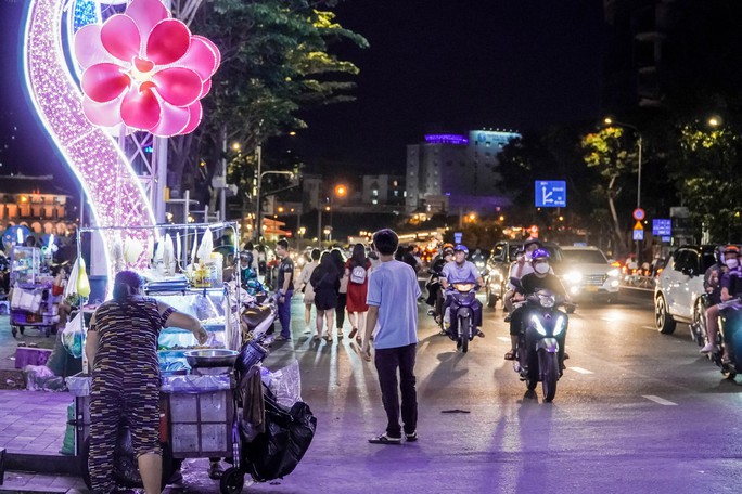 Hàng rong đóng chiếm ngay trung tâm TP HCM - Ảnh 7.