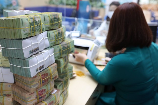 Vì sao lãi suất cho vay chưa giảm kịp lãi suất huy động? - Ảnh 1. Vì sao lãi suất cho vay chưa giảm kịp lãi suất huy động? - Ảnh 1.