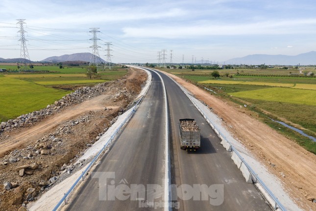 Cao tốc Vĩnh Hảo - Phan Thiết sắp xong vẫn mòn mỏi chờ đất đắp nền - Ảnh 1.