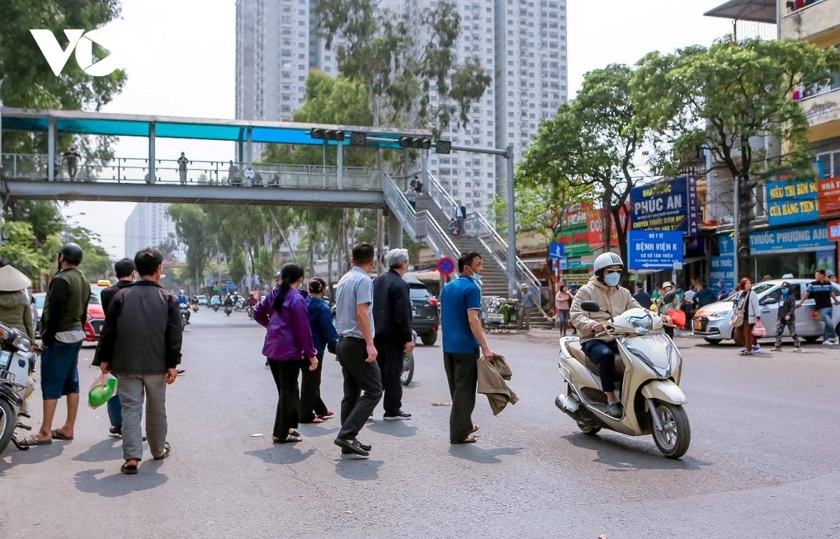 Cầu vượt bộ hành bỏ không, người đi bộ bất chấp nguy hiểm sang đường - Ảnh 2.