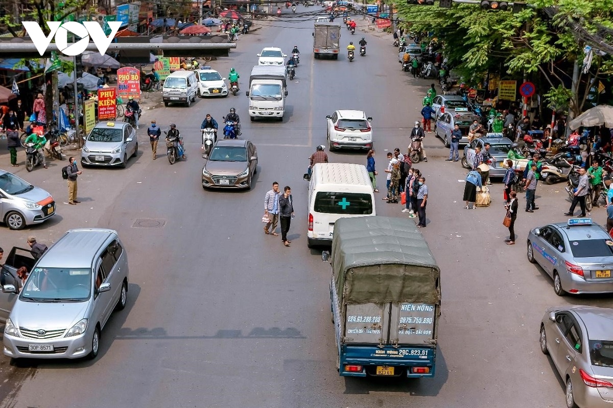 Cầu vượt bộ hành bỏ không, người đi bộ bất chấp nguy hiểm sang đường - Ảnh 1.