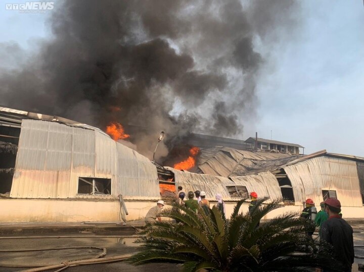 Cháy dữ dội tại công ty bánh gạo One-One rộng hơn 5.000 m2 ở Thừa Thiên Huế - Ảnh 3.