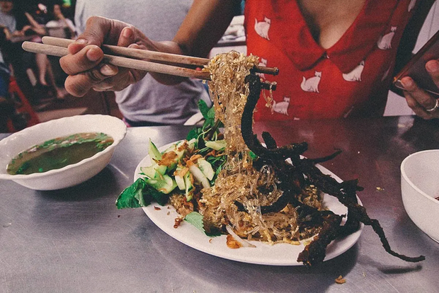 5 món ăn hàng đầu của Việt Nam khiến cặp đôi nước ngoài mê mẩn: Món cuối chỉ dành cho người thích ăn cay - Ảnh 5.