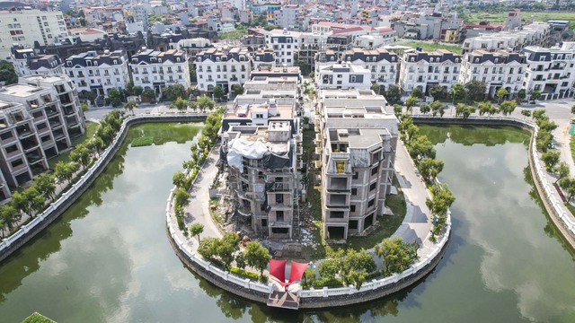 Ảnh: Hàng trăm căn biệt thự “triệu đô” bị bỏ hoang tại khu đô thị ở Hà Nội - Ảnh 14.