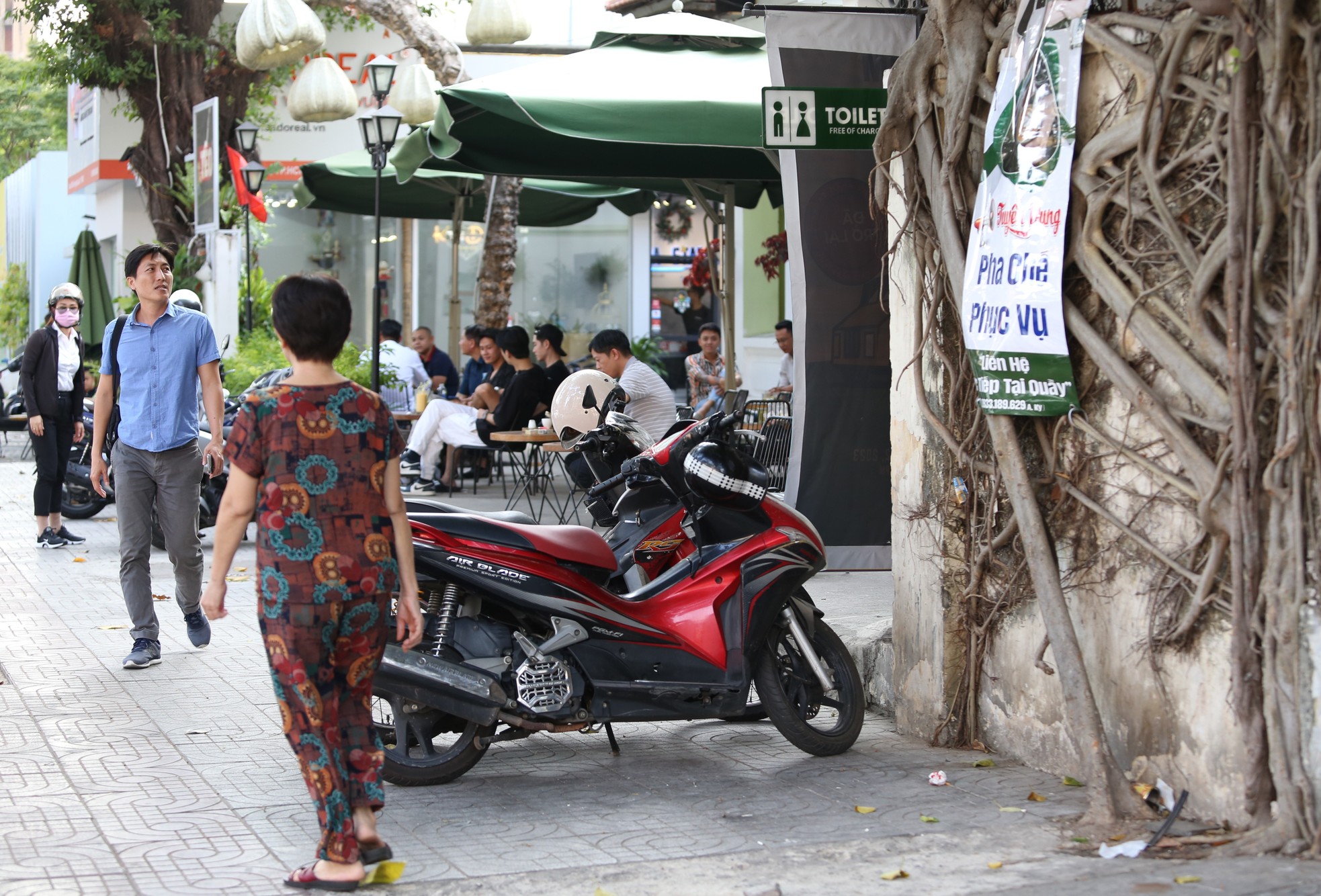 Hàng quán khu trung tâm TPHCM rộng cửa đón khách đến... giải quyết nỗi lòng’ - Ảnh 5.