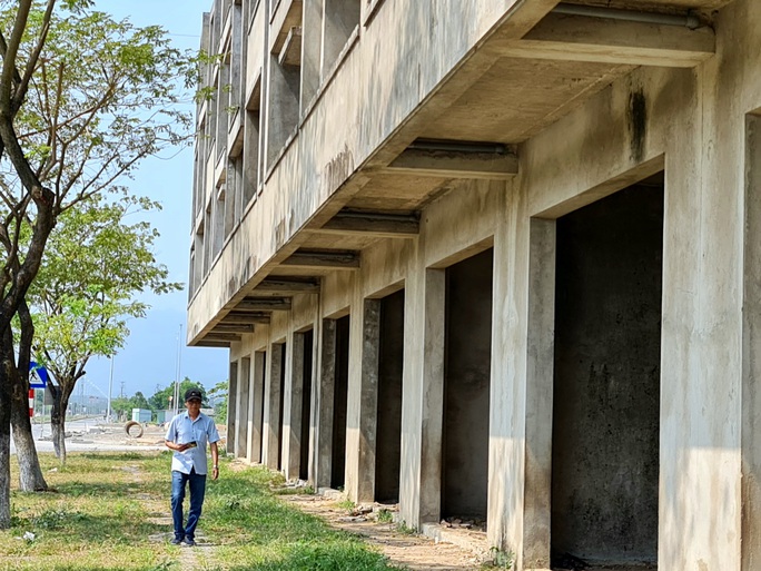 Hoàng loạt shophouse tiền tỉ ở Đà Nẵng ế ẩm, đắp chiếu chờ người mua - Ảnh 5.