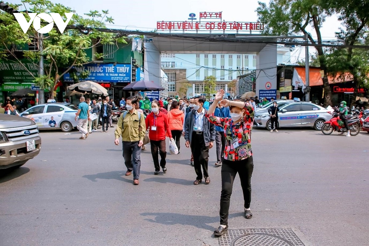 Cầu vượt bộ hành bỏ không, người đi bộ bất chấp nguy hiểm sang đường - Ảnh 7.