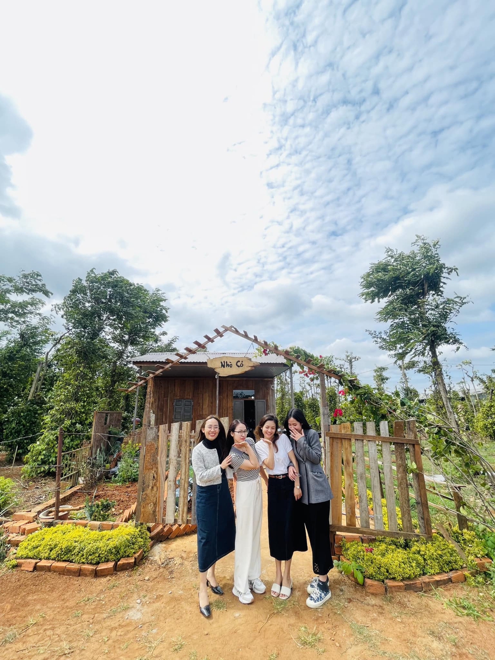 Được nghỉ phép 20 ngày, anh bộ đội mua đất, xây căn nhà gỗ 90m2 tặng vợ ở giữa núi rừng Buôn Mê Thuột - Ảnh 19. Được nghỉ phép 20 ngày, anh bộ đội mua đất, xây căn nhà gỗ 90m2 tặng vợ ở giữa núi rừng Buôn Mê Thuột - Ảnh 19.