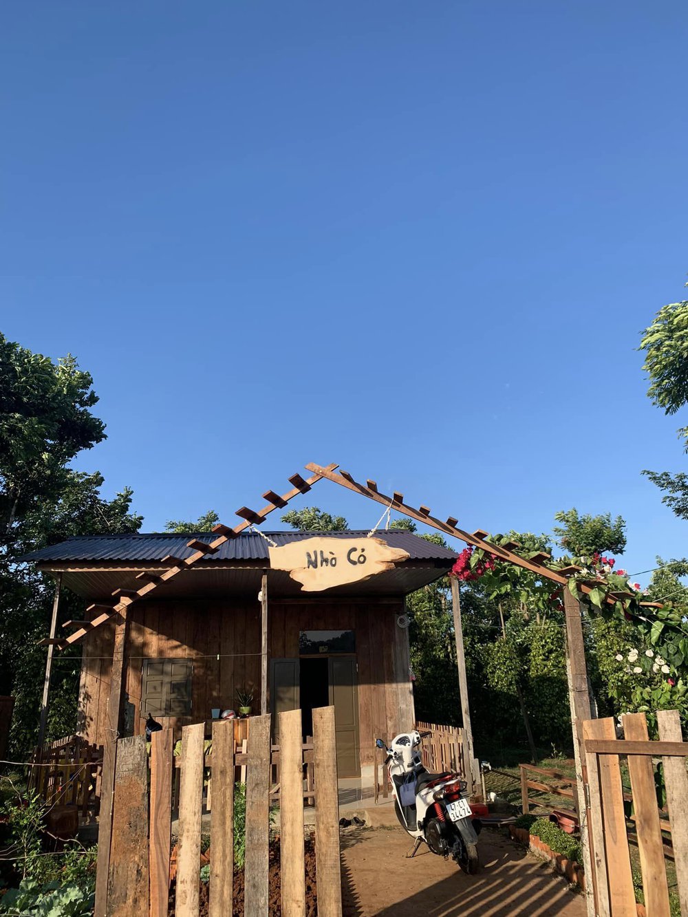 Được nghỉ phép 20 ngày, anh bộ đội mua đất, xây căn nhà gỗ 90m2 tặng vợ ở giữa núi rừng Buôn Mê Thuột - Ảnh 9. Được nghỉ phép 20 ngày, anh bộ đội mua đất, xây căn nhà gỗ 90m2 tặng vợ ở giữa núi rừng Buôn Mê Thuột - Ảnh 9.