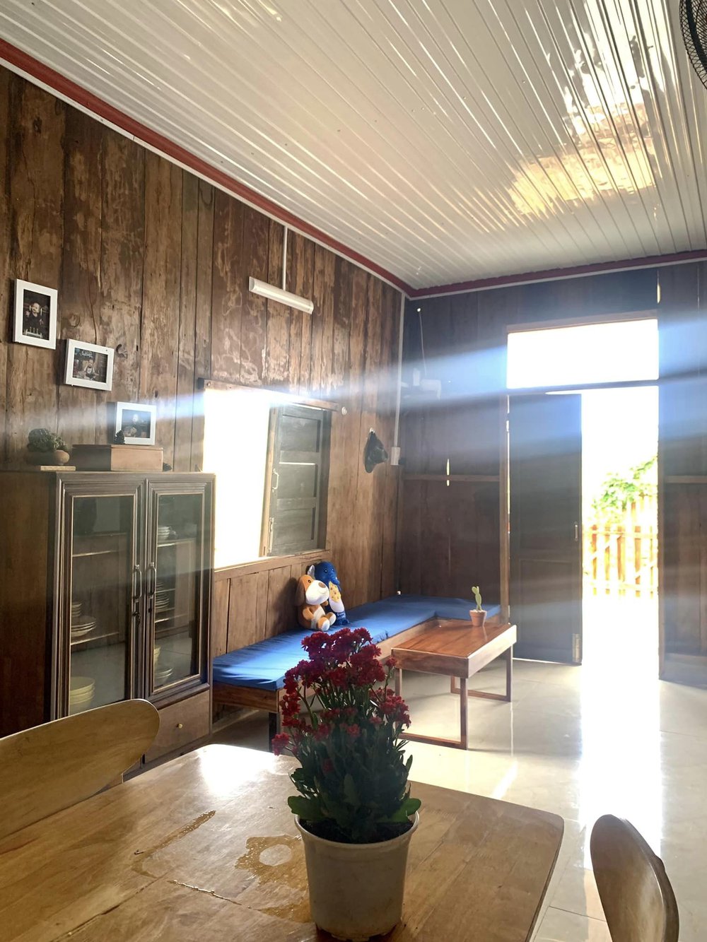 Được nghỉ phép 20 ngày, anh bộ đội mua đất, xây căn nhà gỗ 90m2 tặng vợ ở giữa núi rừng Buôn Mê Thuột - Ảnh 5. Được nghỉ phép 20 ngày, anh bộ đội mua đất, xây căn nhà gỗ 90m2 tặng vợ ở giữa núi rừng Buôn Mê Thuột - Ảnh 5.