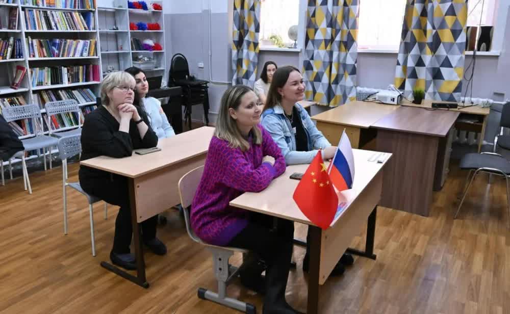  Quan hệ Nga - Trung nồng ấm, người Nga bỏ tiếng Anh, đổ xô đi học tiếng Trung - Ảnh 1.