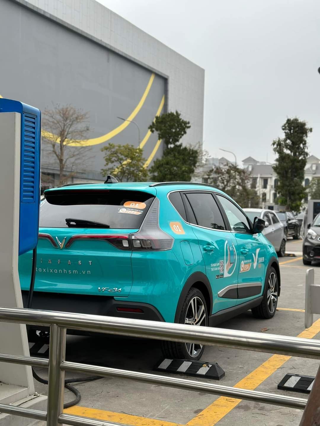 Lộ diện chiếc ô tô điện sẽ được tỷ phú Phạm Nhật Vượng dùng làm dịch vụ taxi: Mẫu mã, màu sắc ra sao? - Ảnh 1.