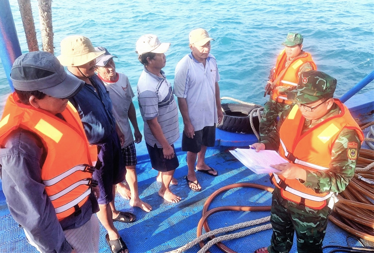 Bắt 3 vụ buôn lậu dầu, thu giữ gần 200.000 lít dầu lậu - Ảnh 1.