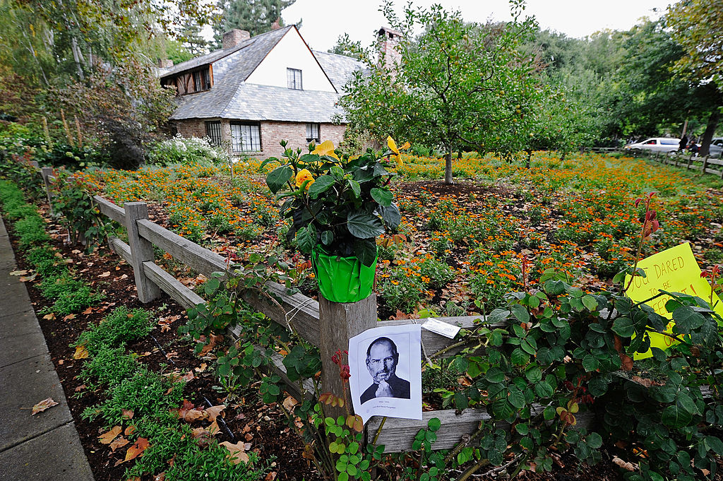 Chẳng cần nhận thừa kế, con gái Steve Jobs vẫn tận hưởng cuộc sống sang chảnh: Tự kiếm tiền không "dựa hơi" bố mẹ, có cả siêu du thuyền và máy bay tư nhân - Ảnh 9.