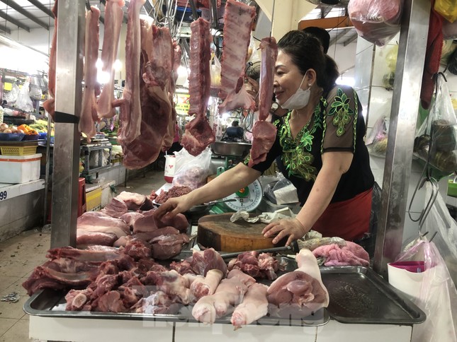 Giá thịt heo lao dốc - Ảnh 1.