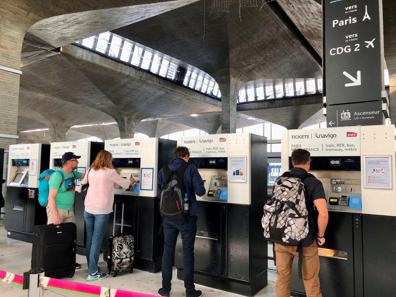 Khứ hồi Pháp rẻ nhất 30 triệu đồng, giá của Vietnam Airlines gây bất ngờ - Ảnh 2.