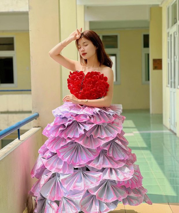 Sao Việt diện trang phục tái chế từ bao tải nông nghiệp túi nilon