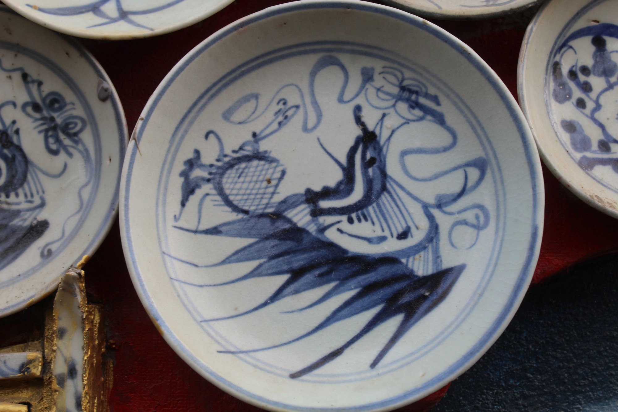 Bỏ ra bộ đĩa cổ hơn 100 triệu, ông lão dựng nên tấm bản đồ Việt Nam có một không hai - Ảnh 8. Bỏ ra bộ đĩa cổ hơn 100 triệu, ông lão dựng nên tấm bản đồ Việt Nam có một không hai - Ảnh 8.