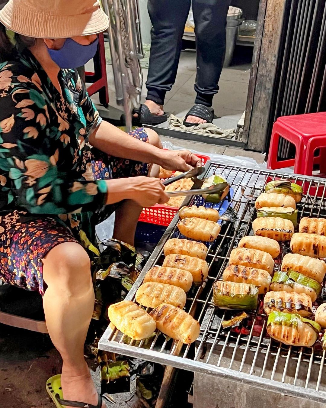 Thưởng thức chuối nếp nướng - top 9 món tráng miệng ngon nhất thế giới tại các quán nổi danh lâu nay ở TP.HCM - Ảnh 1.