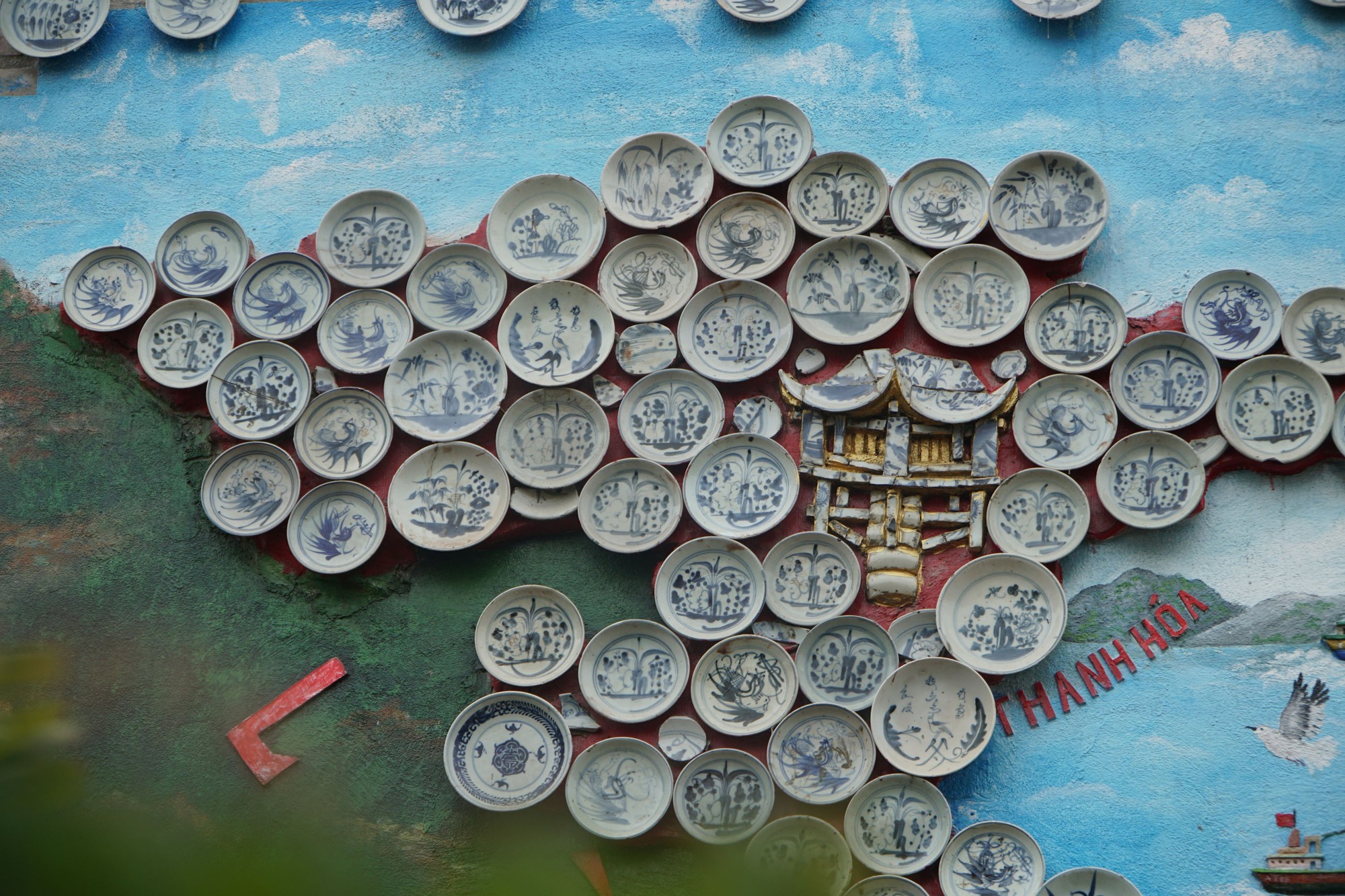 Bỏ ra bộ đĩa cổ hơn 100 triệu, ông lão dựng nên tấm bản đồ Việt Nam có một không hai - Ảnh 6. Bỏ ra bộ đĩa cổ hơn 100 triệu, ông lão dựng nên tấm bản đồ Việt Nam có một không hai - Ảnh 6.