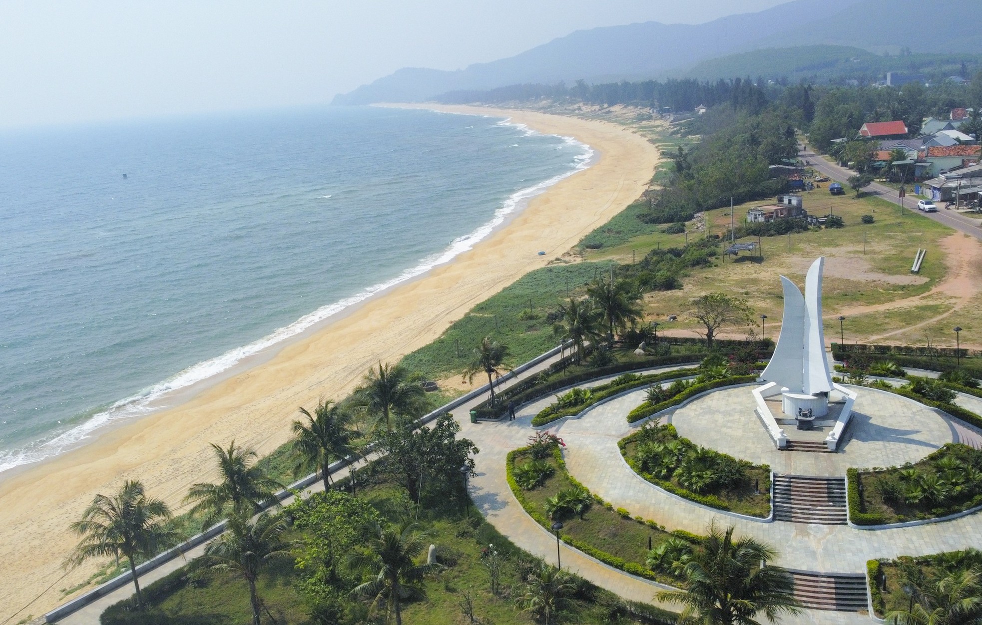 Lãnh đạo Bình Định lên tiếng về vị trí dự án gang thép khủng ở bờ biển nổi tiếng - Ảnh 1. Lãnh đạo Bình Định lên tiếng về vị trí dự án gang thép khủng ở bờ biển nổi tiếng - Ảnh 1.