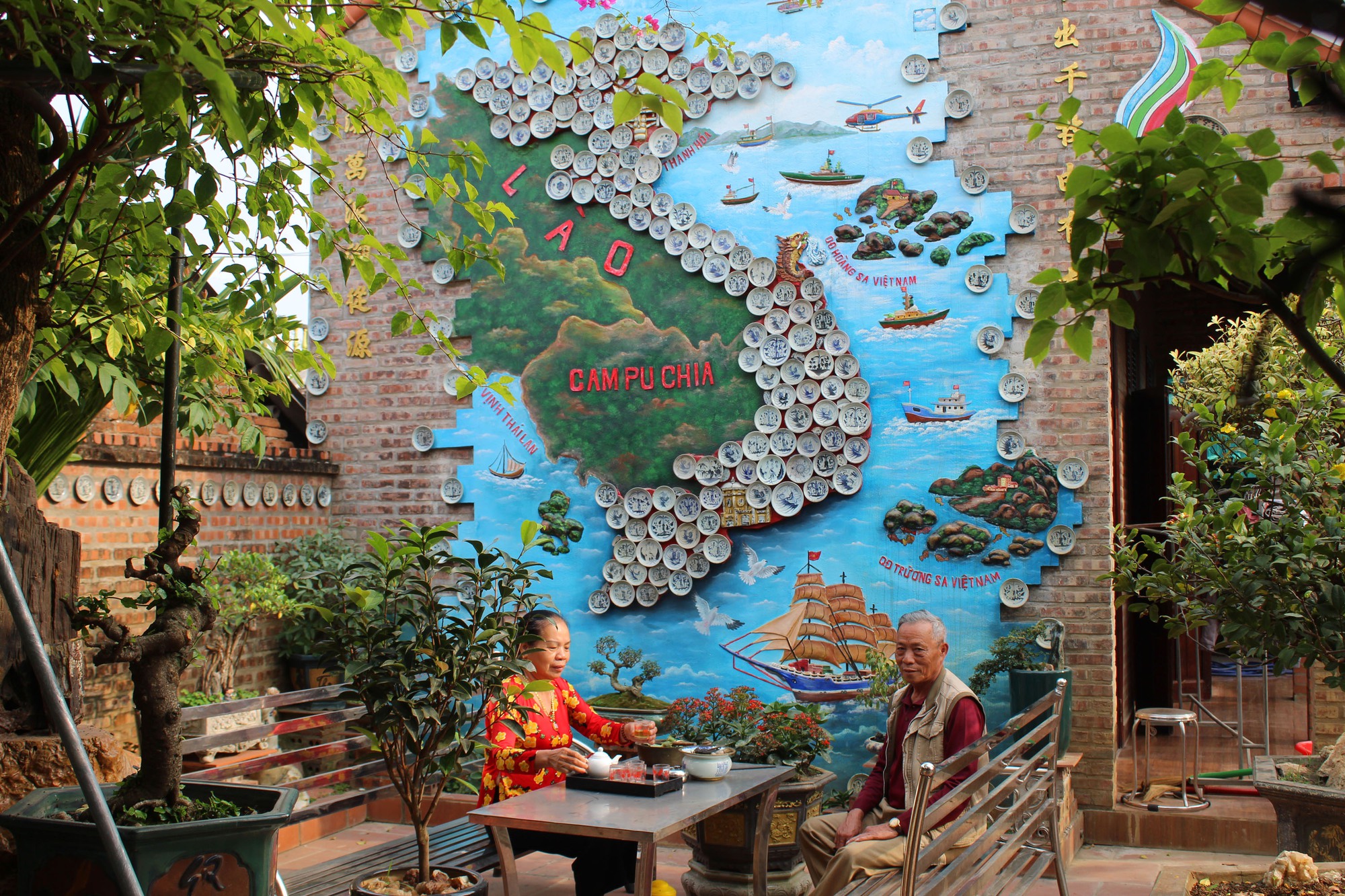 Bỏ ra bộ đĩa cổ hơn 100 triệu, ông lão dựng nên tấm bản đồ Việt Nam có một không hai - Ảnh 3. Bỏ ra bộ đĩa cổ hơn 100 triệu, ông lão dựng nên tấm bản đồ Việt Nam có một không hai - Ảnh 3.