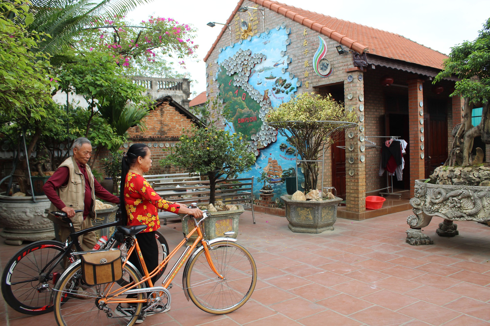 Bỏ ra bộ đĩa cổ hơn 100 triệu, ông lão dựng nên tấm bản đồ Việt Nam có một không hai - Ảnh 2. Bỏ ra bộ đĩa cổ hơn 100 triệu, ông lão dựng nên tấm bản đồ Việt Nam có một không hai - Ảnh 2.