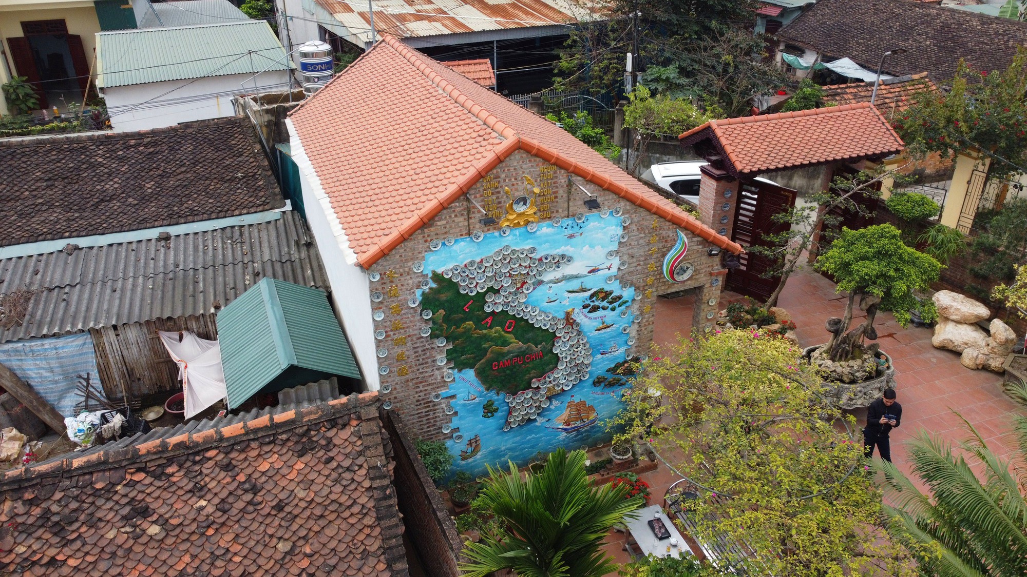 Bỏ ra bộ đĩa cổ hơn 100 triệu, ông lão dựng nên tấm bản đồ Việt Nam có một không hai - Ảnh 1. Bỏ ra bộ đĩa cổ hơn 100 triệu, ông lão dựng nên tấm bản đồ Việt Nam có một không hai - Ảnh 1.