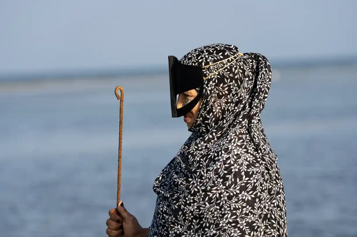 Vùng đất nơi nữ giới sơn móng tay, mặc áo dài truyền thống nhưng cầm lao ra biển săn mực, nghề nghiệp độc đáo nhưng sắp đến hồi kết - Ảnh 3.