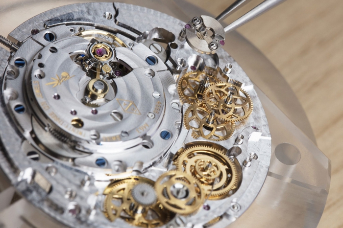 Đồng hồ có giá 7 tỷ nhưng người dùng phải đếm hoa để xem giờ - Ảnh 4.