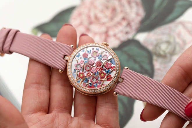 Đồng hồ có giá 7 tỷ nhưng người dùng phải đếm hoa để xem giờ - Ảnh 1.