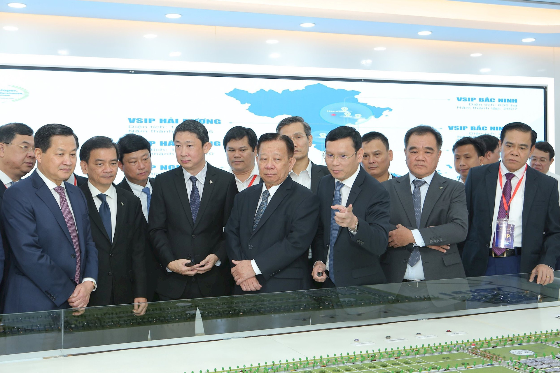 VSIP kí hợp tác phát triển khu công nghiệp với 9 tỉnh thành Việt Nam - Ảnh 1.