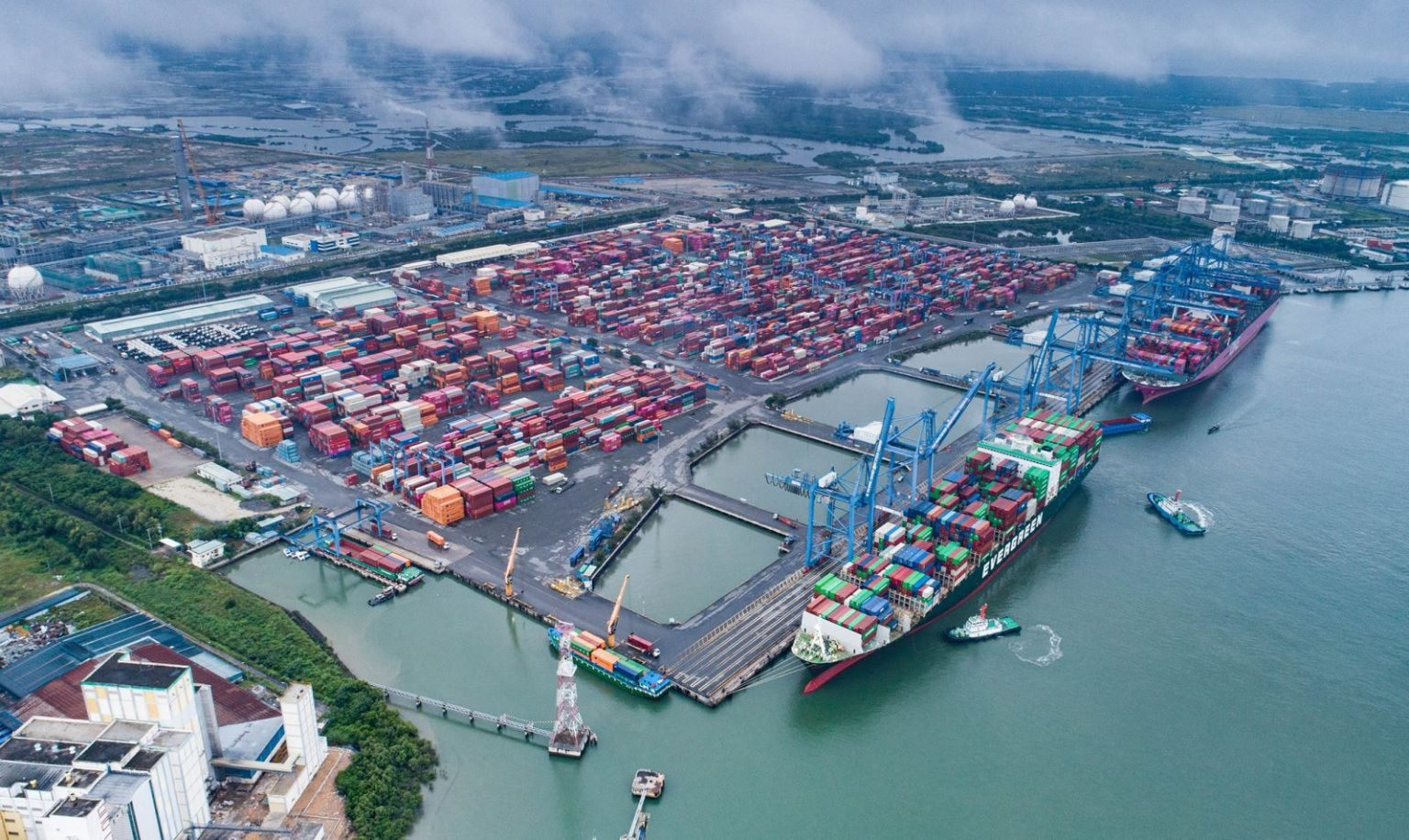 Cảng biển Việt Nam có lượng lưu thông hàng hóa và cho phép tiếp cận tàu container lớn nhất thế giới - Ảnh 3.