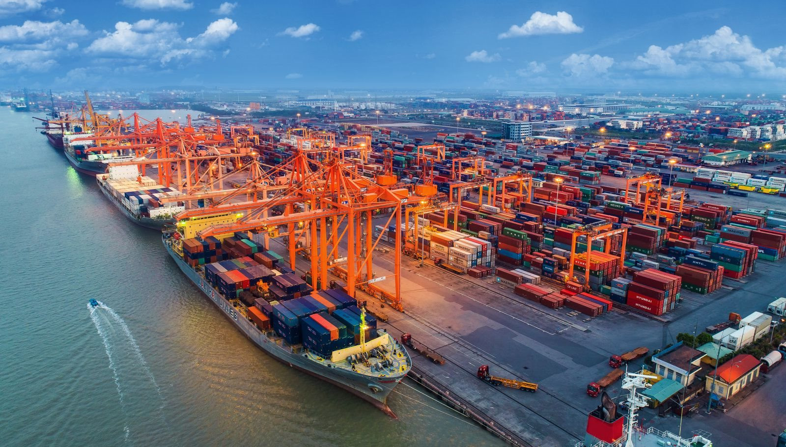 Cảng biển Việt Nam có lượng lưu thông hàng hóa và cho phép tiếp cận tàu container lớn nhất thế giới - Ảnh 1.