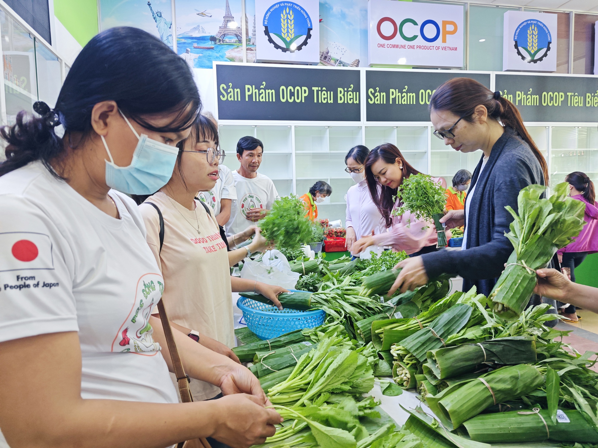 Nông dân chở rau hữu cơ từ Đồng Tháp lên TP HCM bán chỉ 5.000 đồng/bó - Ảnh 3.