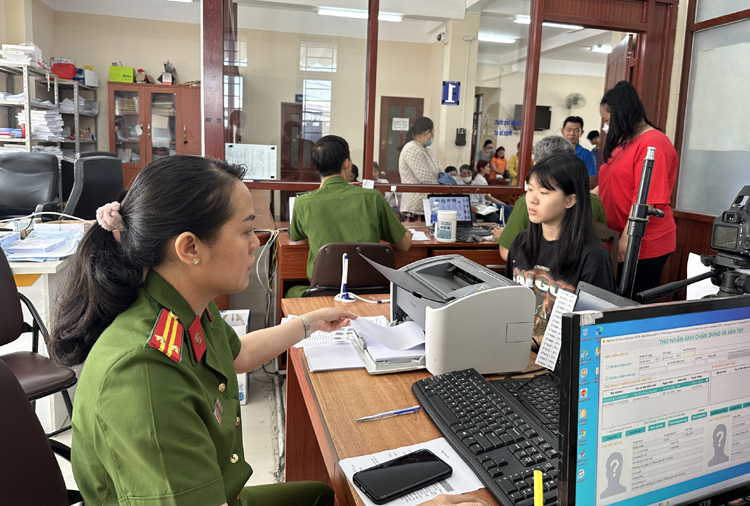 Công an TP Hồ Chí Minh ra quân cấp CCCD gắn chip cho học sinh - Ảnh 1.